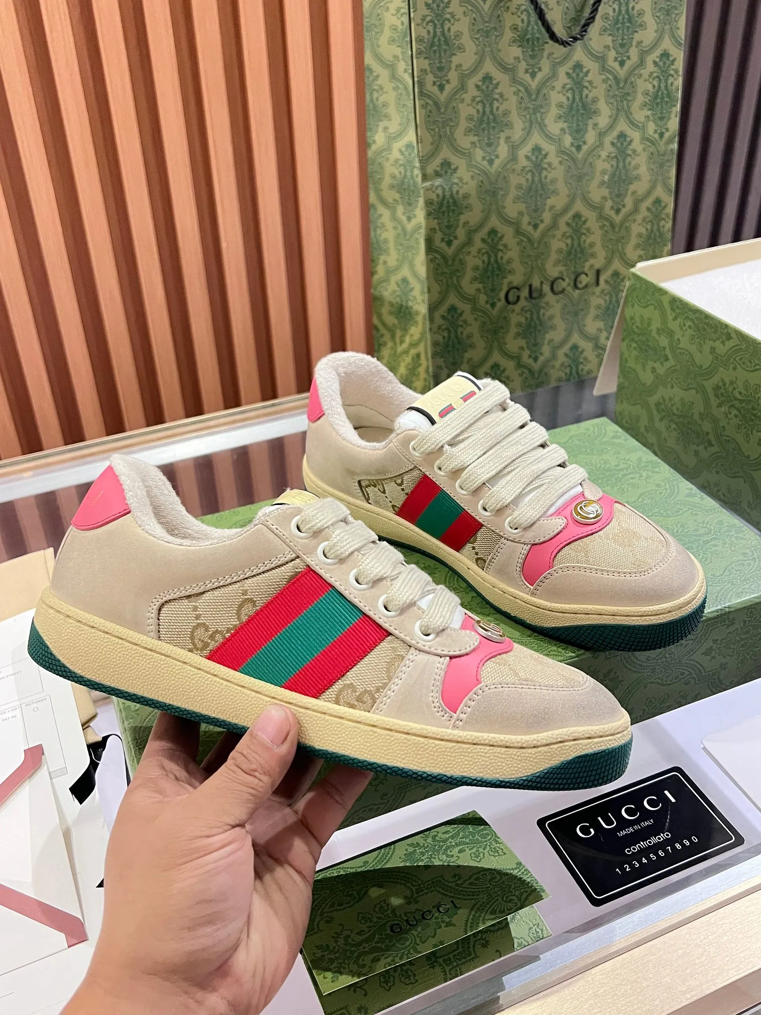 👟👟Ex-factory price 540👟👟 ⚡️Gucci Dirty Shoes Top factory quality, impeccable at the counter, the comfort is incredible. Retro distressed elements, washed retro logo on the tongue, metal double LOGO, 99% recognizable, full of Gucci elements; terry cloth lining, cowhide foot pads and 3mm latex are much more comfortable than real leather shoes. Environmentally friendly TPU wear-resistant outsole, soft and elastic. The inside of the tongue is made of imported elastic bands, which have great tension and won't strangle your feet. I don't develop the shoes without the original version. Only by getting the original version can the shoes be accurate and beat the market version instantly. Every stitch and every stitch is very tight and full. The debugging process is the most painstaking and requires no less than a hundred modifications before it is adjusted to the perfect state so that it can be worn comfortably by all foot types! Size 35-40 women’s model)
